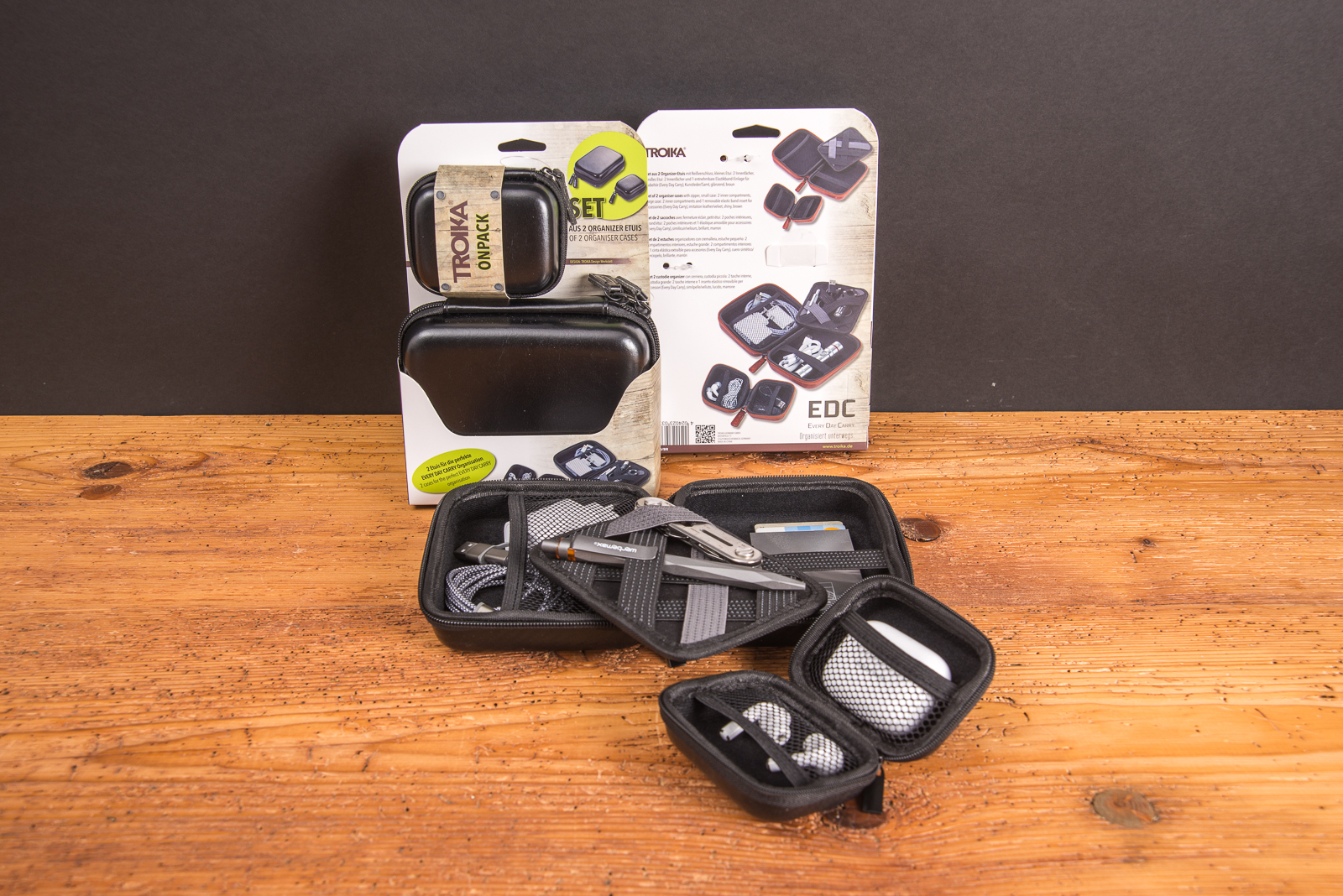 TROIKA Organizer-Etui Set mit Verpackung, ideal als Corporate Gift oder Mitarbeitergeschenk f&uuml;r Technikliebhaber und Vielreisende.