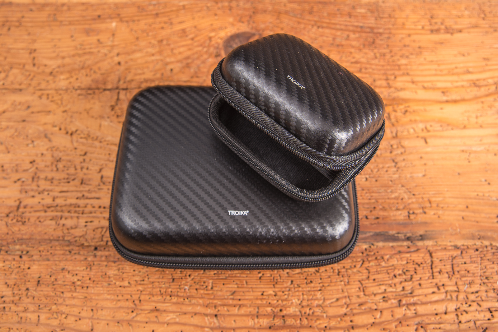 Zwei TROIKA Organizer-Etuis im Set in Carbon-Optik &ndash; robuste Kabeltaschen mit wasserabweisendem Rei&szlig;verschluss f&uuml;r Reise und B&uuml;ro.
