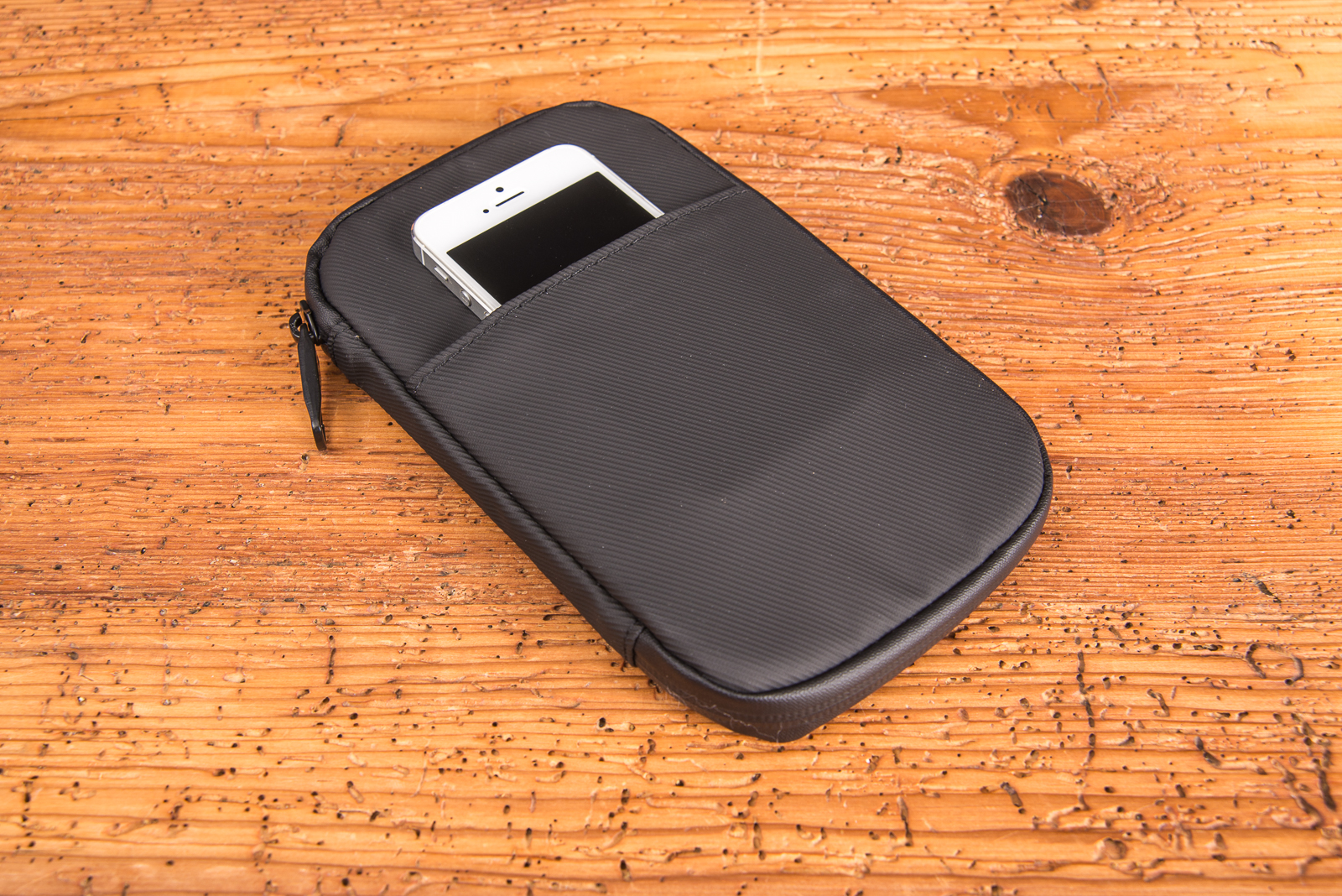 TROIKA Organizer Smart Traveller &ndash; kompakte Tasche zur Kabel- und Dokumentenaufbewahrung als Werbeartikel.