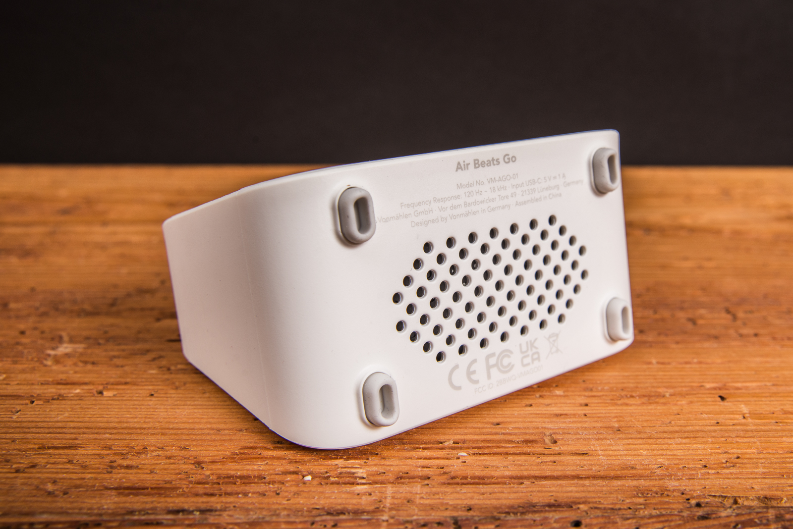 Unterseite des durchdachten Bluetooth Speakers Air Beats Go von Vonm&auml;hlen. Der Speaker ist mit Sprachsteuerung Siri und Google Assistant kompatibel und l&auml;sst keine W&uuml;nsche offen. 