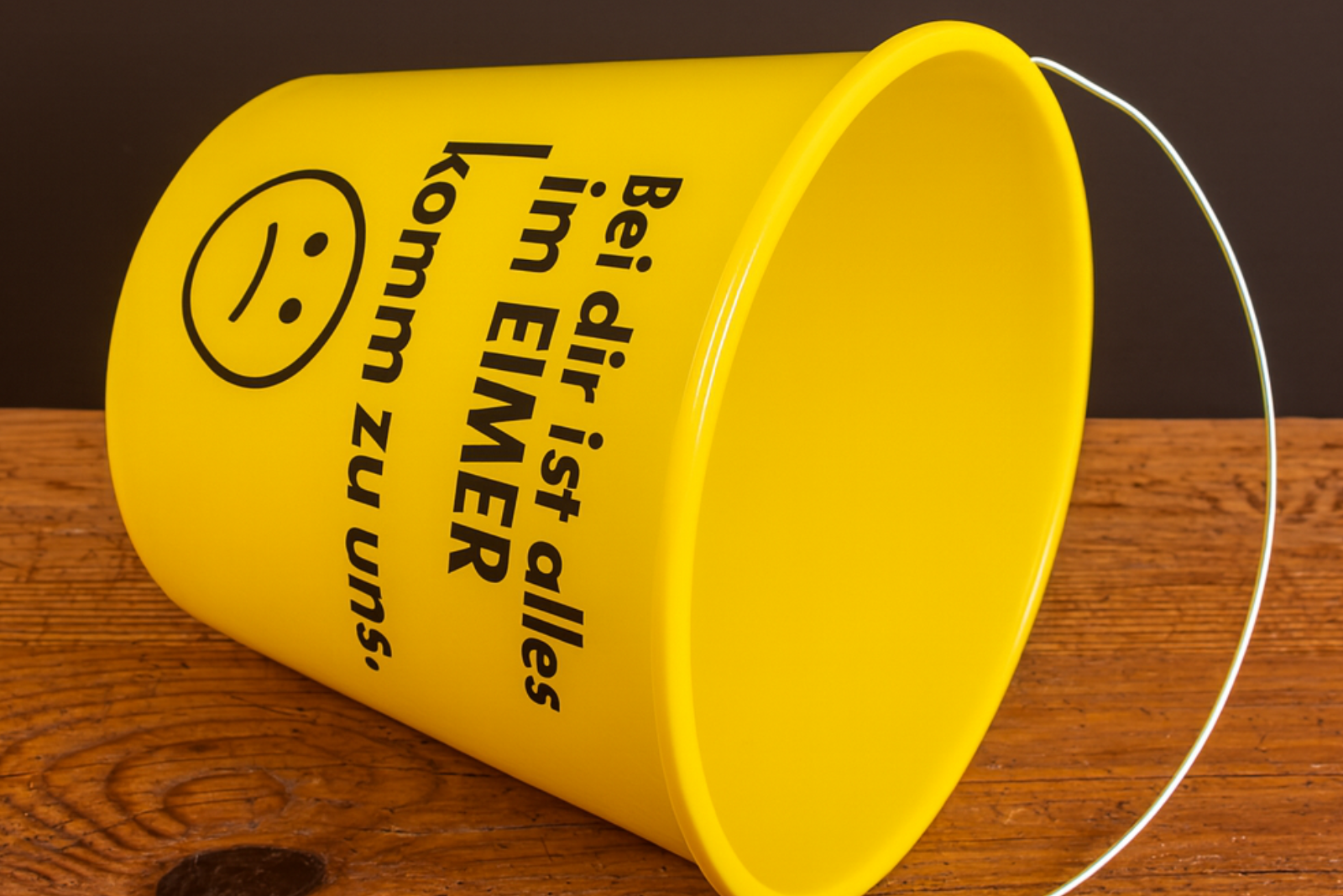 Gelber Kunststoff-Eimer mit dem frechen Aufdruck &sbquo;Bei dir ist alles im Eimer &ndash; komm zu uns&lsquo;, genutzt als aufmerksamkeitsstarker Werbeartikel f&uuml;r Azubimessen.