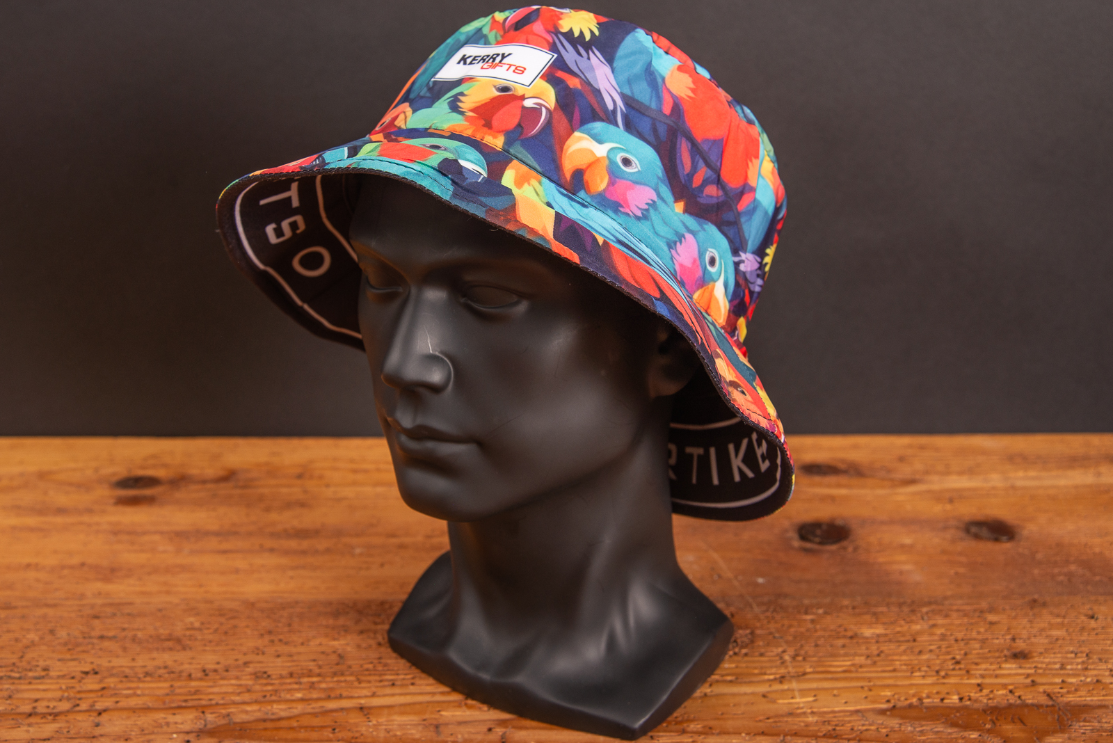 Bunt bedruckter Fischerhut auf einem Modelkopf, vollfl&auml;chiger Sublimationsdruck f&uuml;r hochwertige Bucket Hats als Werbegeschenke und Event-Merch.