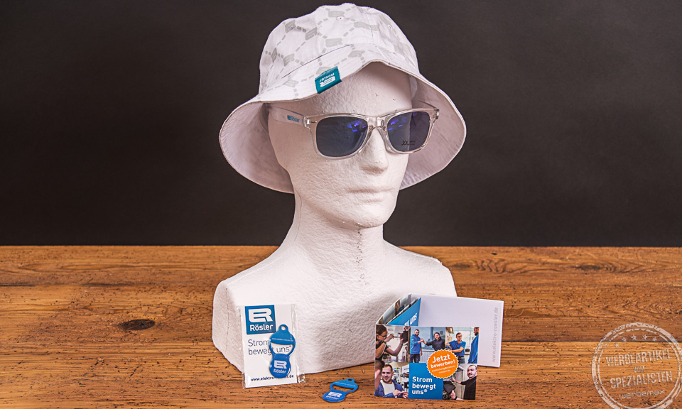 Fischerhut und Sonnenbrille von Elektro R&ouml;sler als kreative Recruiting-Werbeartikel, kombiniert mit Bewerbermarketing-Materialien.