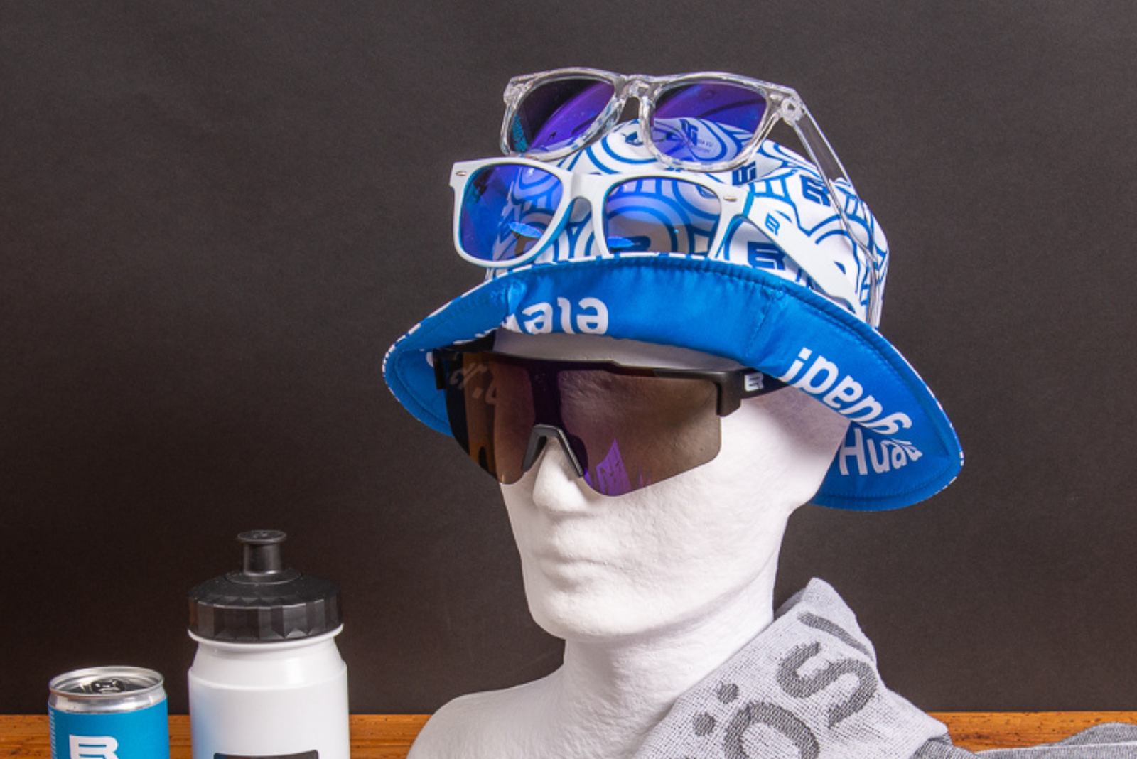 Gebrandeter Fischerhut und Sonnenbrillen von Elektro Rösler als auffällige Werbeartikel für Azubimesse und Recruiting.