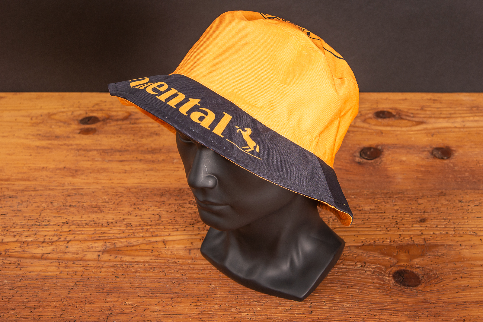 Gelb-schwarzer Continental Bucket Hat auf Modelkopf, vollfl&auml;chig bedruckter Fischerhut als aufmerksamkeitsstarkes Werbegeschenk f&uuml;r Events und Promotion.