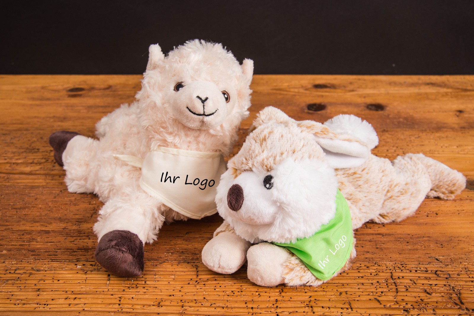 W&auml;rmekuscheltier mit Logo Habibi Plush Lama und Hase &ndash; W&auml;rmekissen Werbegeschenk mit bedrucktem Halstuch und naturreiner Hirsef&uuml;llung