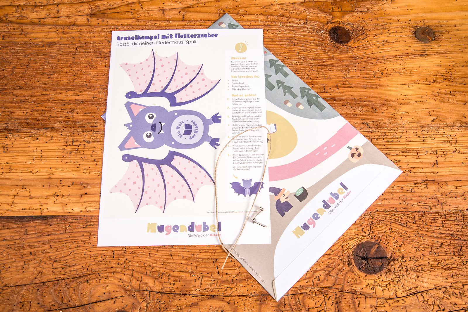 Halloween-Bastelbogen von Hugendubel mit Fledermaus-Elementen, Kordel und Musterteilen &ndash; kreatives Bastelset f&uuml;r Kinder.