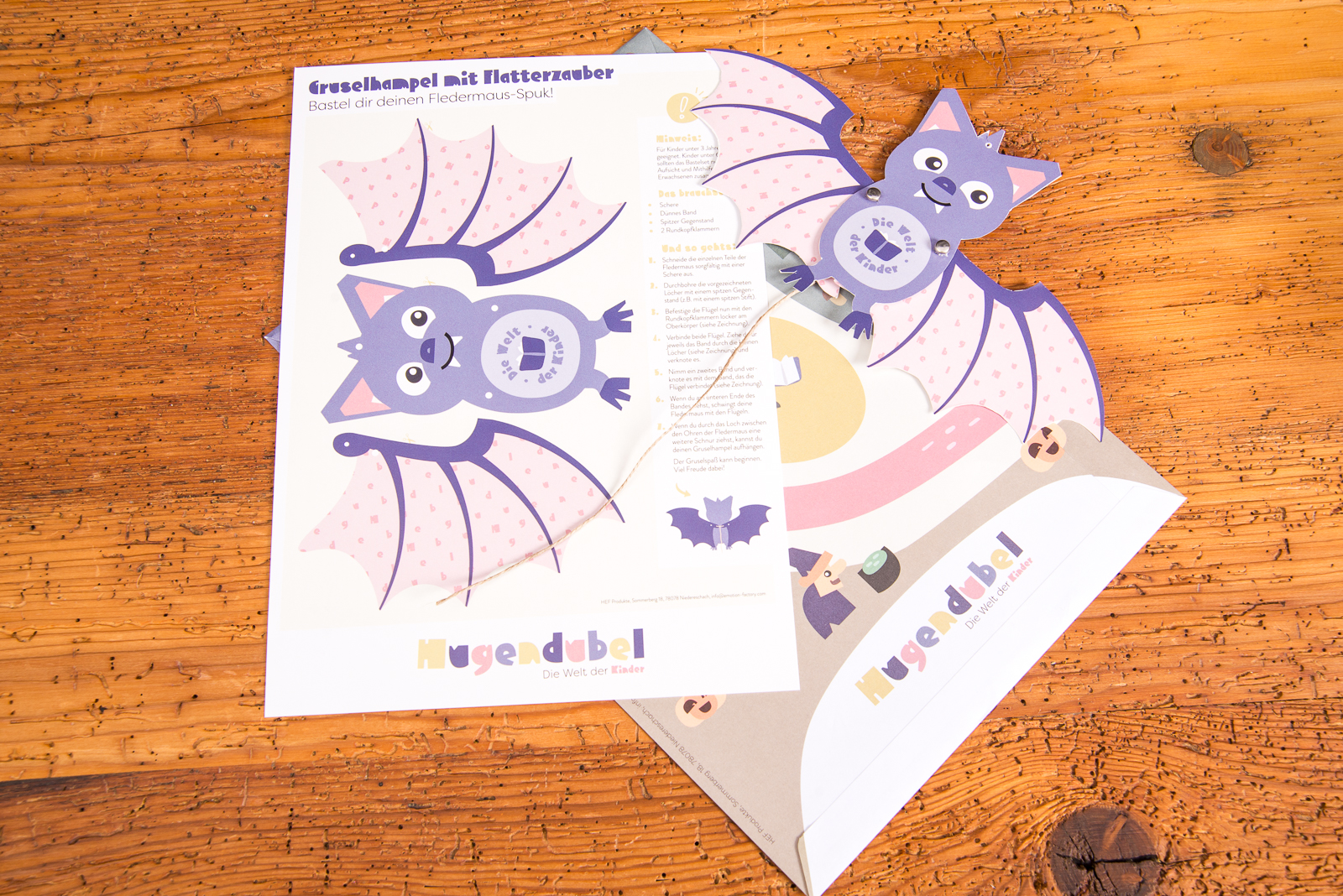 Fledermaus-Bastelset von Hugendubel mit Bastelbogen und fertiger Hampelfledermaus, entwickelt als kindgerechter Werbeartikel.