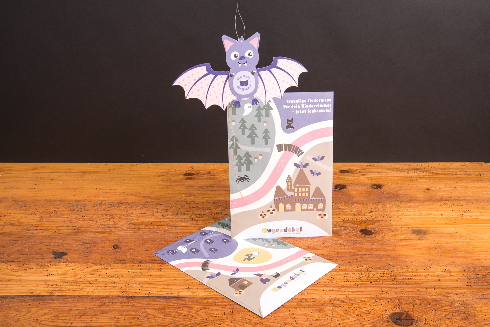 Komplettes Halloween-Bastelset von Hugendubel mit Fledermaus-Hampelfigur und bebildertem Bastelbogen f&uuml;r Kinder.