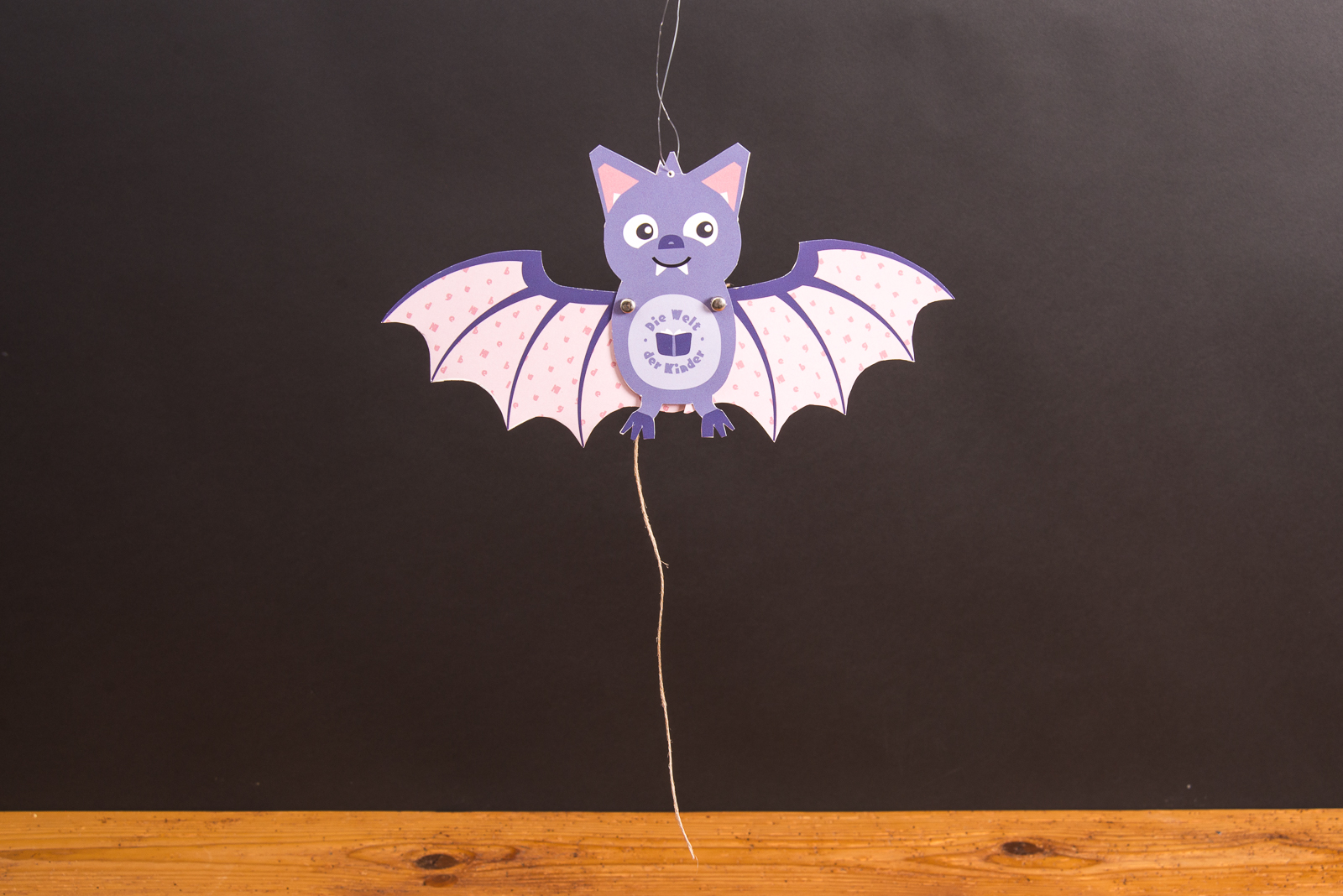 Lila Fledermaus-Hampelfigur aus dem Hugendubel-Halloween-Bastelset, entwickelt als kreativer Werbeartikel f&uuml;r Kinder.