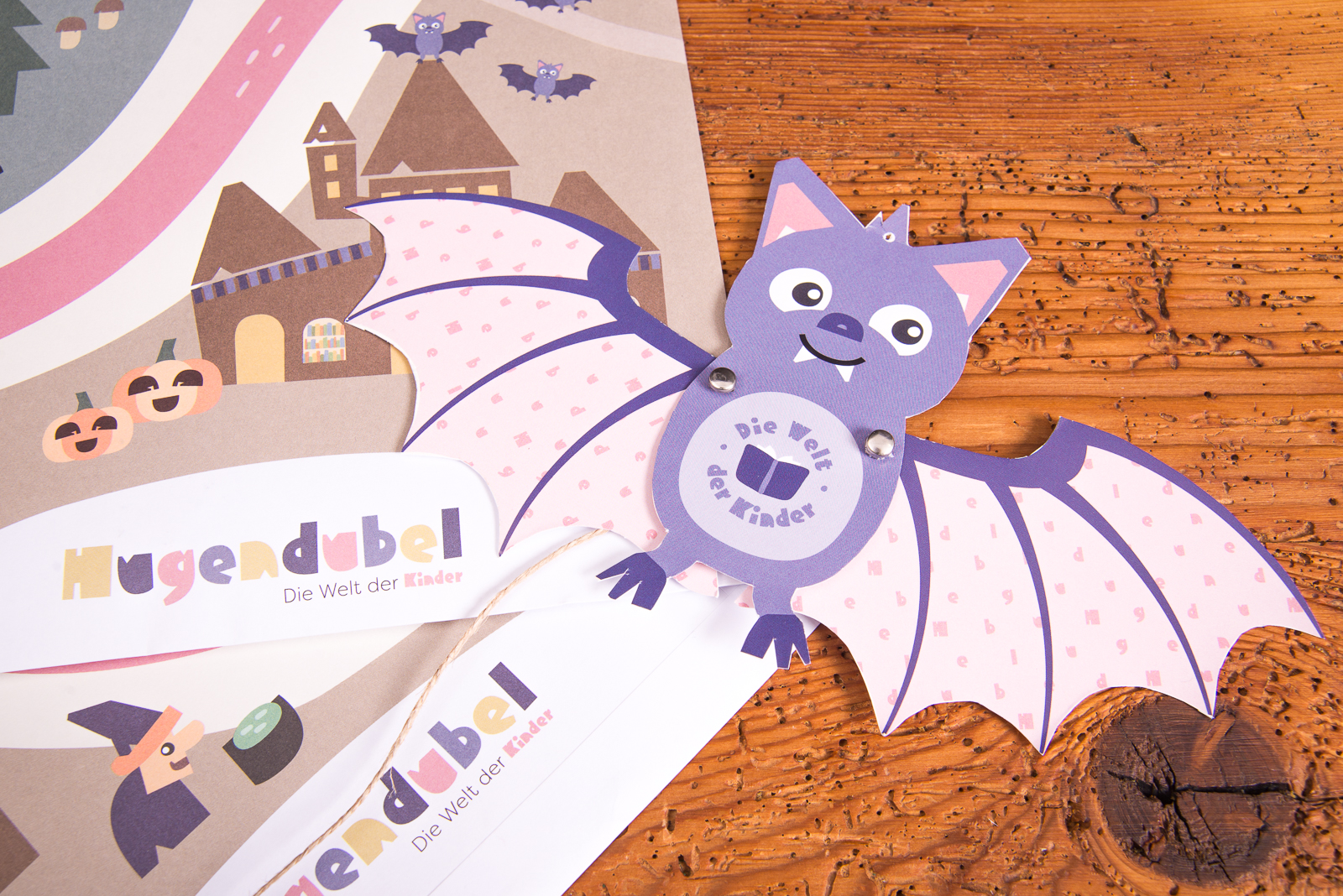 Detailaufnahme der lila Fledermaus aus dem Hugendubel-Bastelset f&uuml;r Kinder mit Halloween-Motiven und Illustrationen.