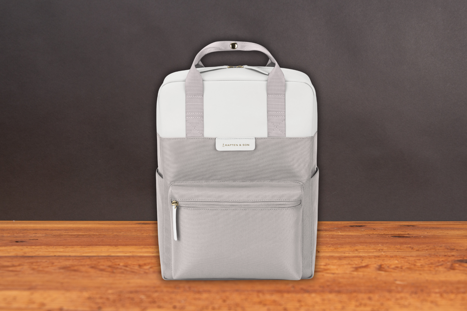 Kapten and Son Rucksack Bergen in der Frontansicht &ndash; stilvoller Business-Rucksack in Grau-Wei&szlig; als hochwertiger Werbeartikel.