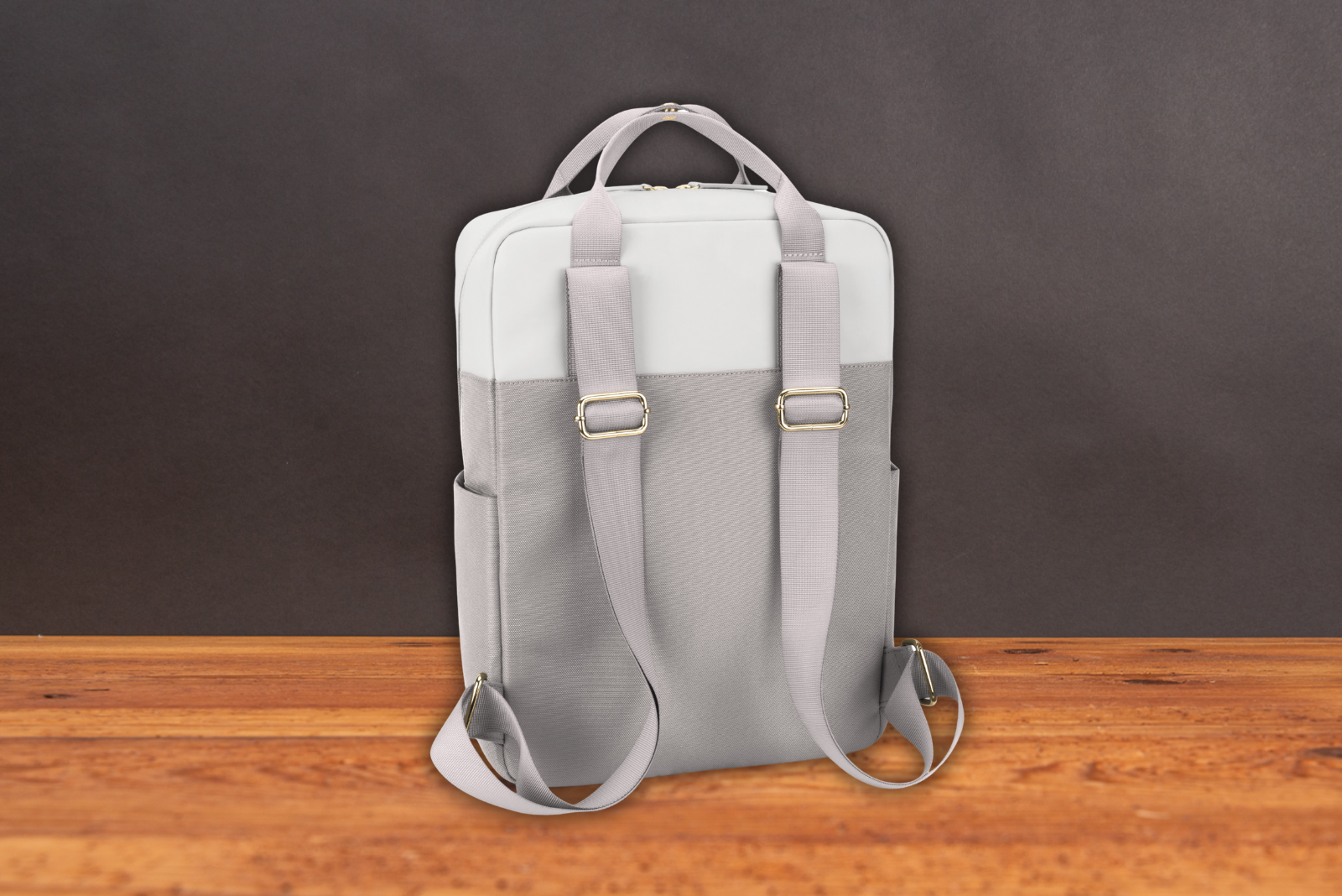 Kapten and Son Rucksack Bergen R&uuml;ckansicht in Grau-Wei&szlig; als stylisches Mitarbeitergeschenk.