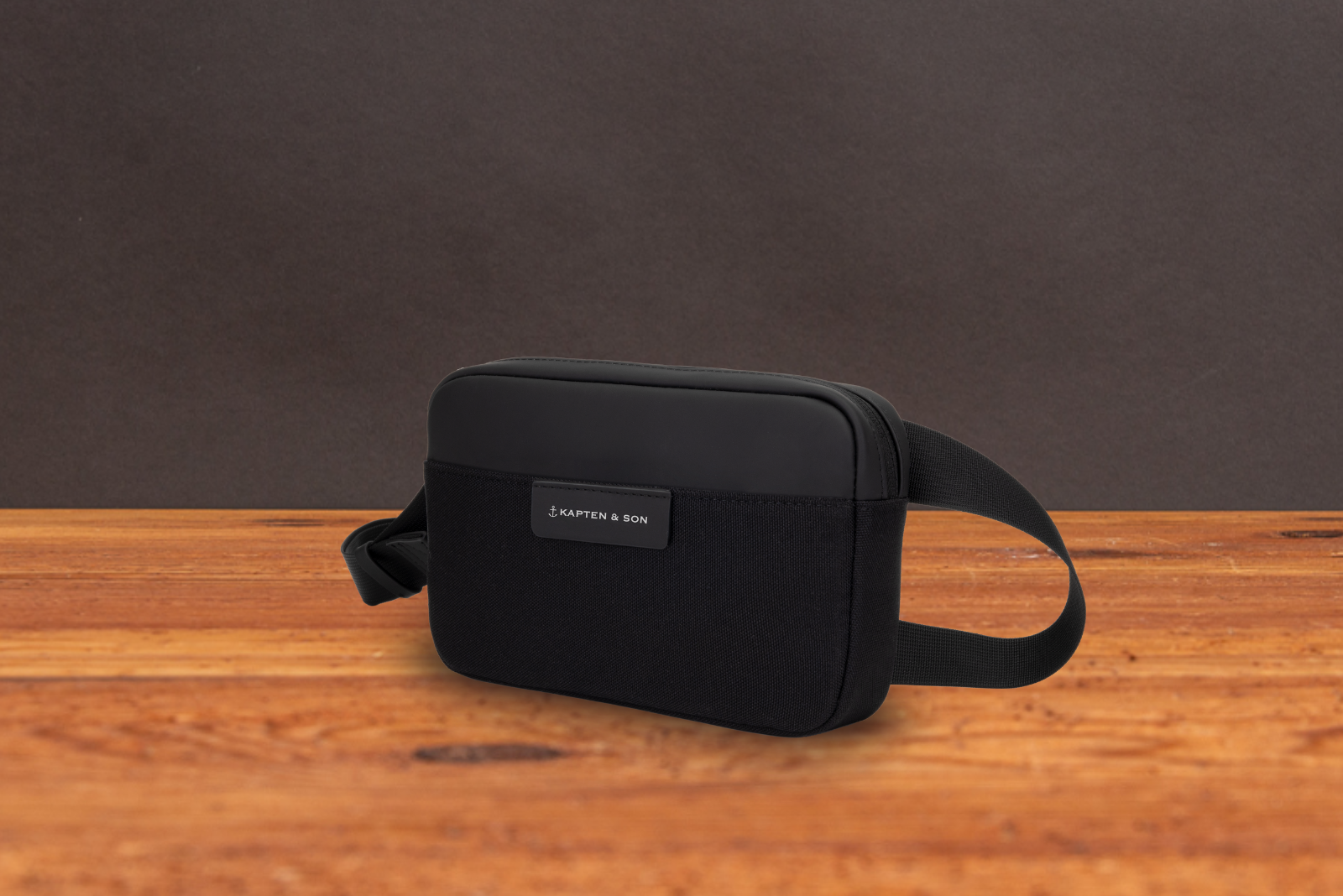 Kapten and Son Rucksack Crossbody Bergen in Schwarz als Premium Werbegeschenk.