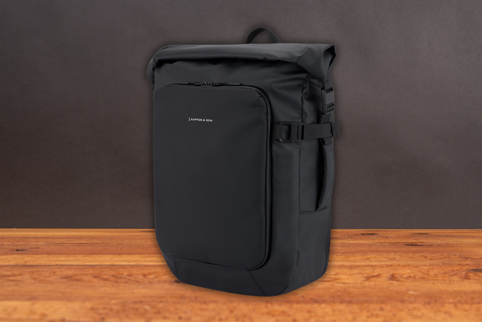 Kapten and Son Rucksack Lisbon Pro in Schwarz &ndash; wasserabweisender Rolltop-Rucksack als exklusives Firmengeschenk.