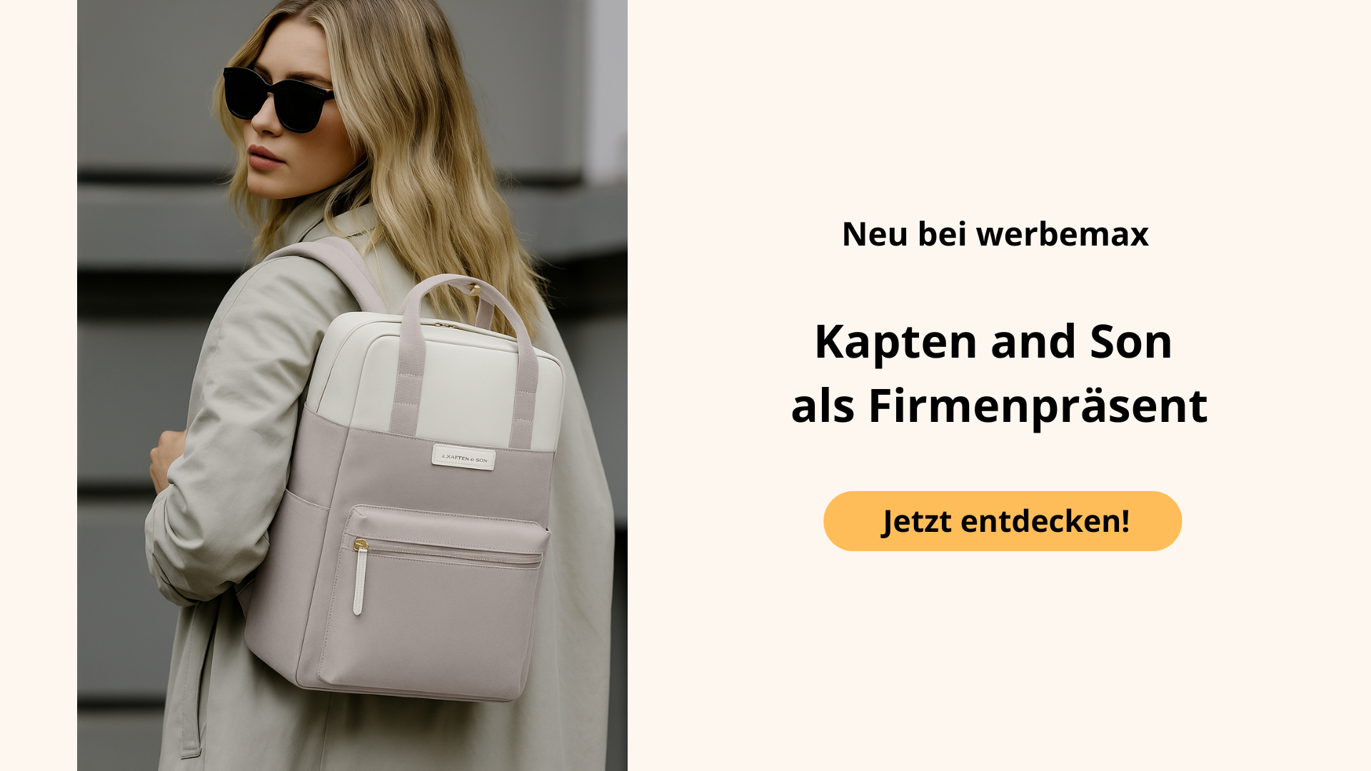Junge Frau mit Kapten & Son Rucksack in Muted Clay in modernem Streetstyle, ideal als hochwertiges Mitarbeitergeschenk oder Werbeartikel mit Logo.