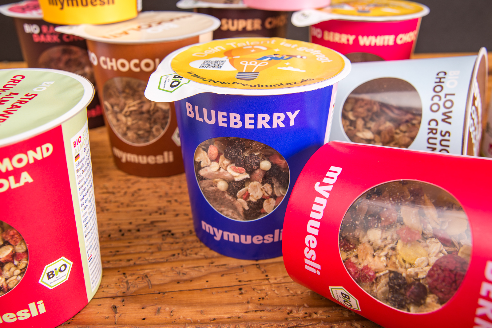 mymuesli Blueberry M&uuml;sli im to go Becher &ndash; detailreiches Produktfoto f&uuml;r Werbegeschenke.