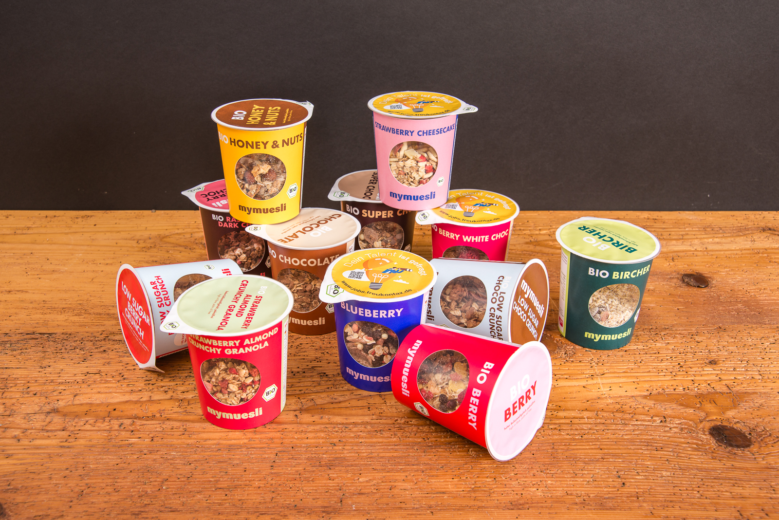 Vielf&auml;ltiges mymuesli Sortiment &ndash; bunte Auswahl an M&uuml;sli to go Bechern als Werbeartikel.