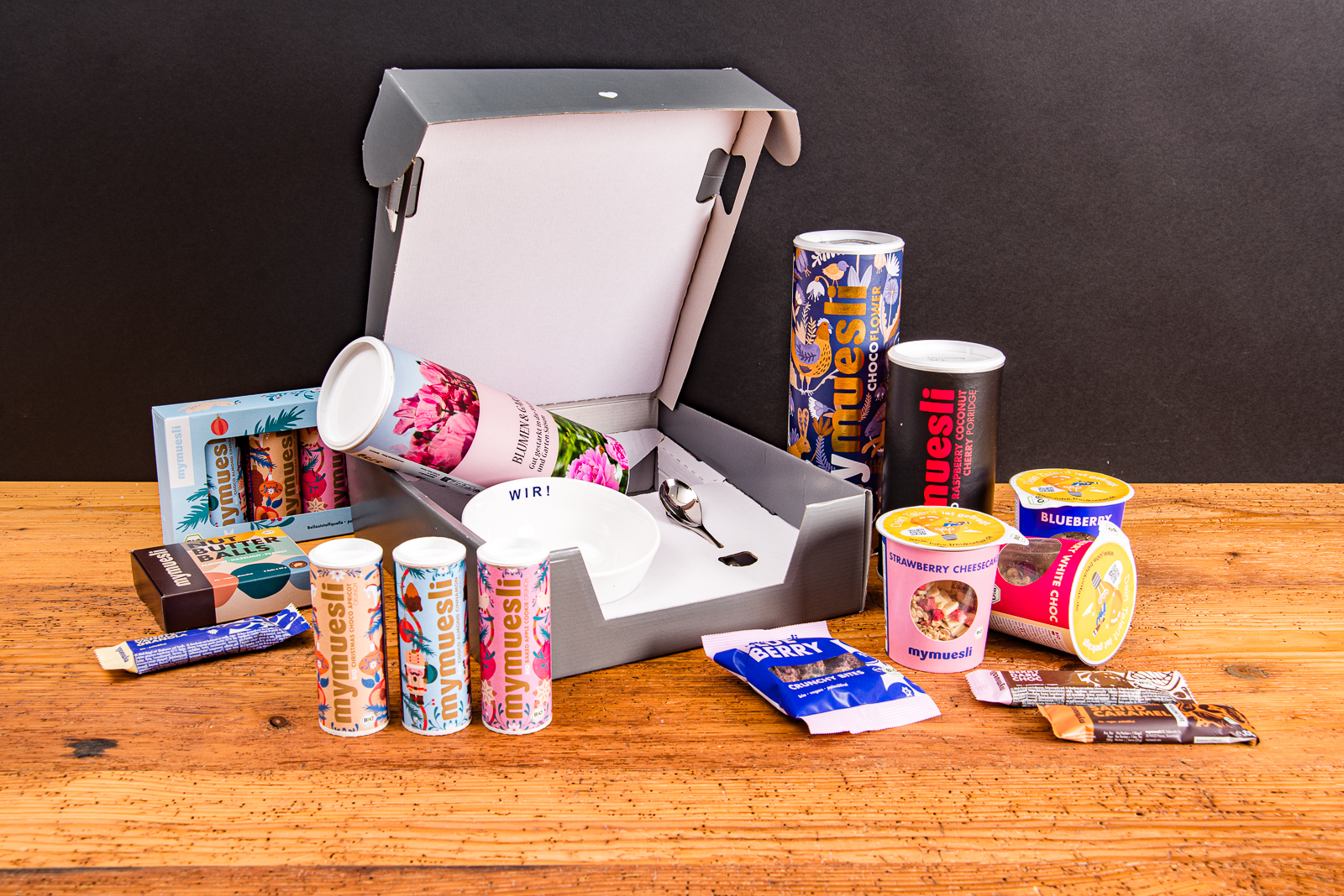 mymuesli Geschenkbox mit M&uuml;slibecher to go, Dosen und Snacks &ndash; kreative Idee f&uuml;r Mitarbeiter- und Kundenpr&auml;sente.