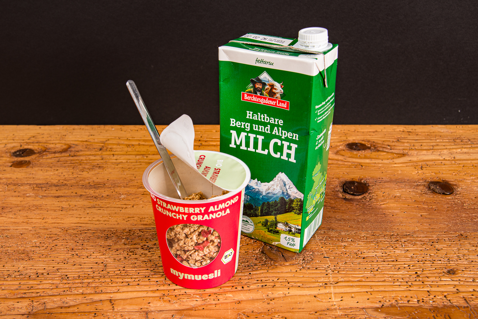 mymuesli Becher mit Alpenmilch &ndash; nachhaltiger M&uuml;sli to go Becher als Werbeartikel f&uuml;r Fr&uuml;hst&uuml;cksaktionen.