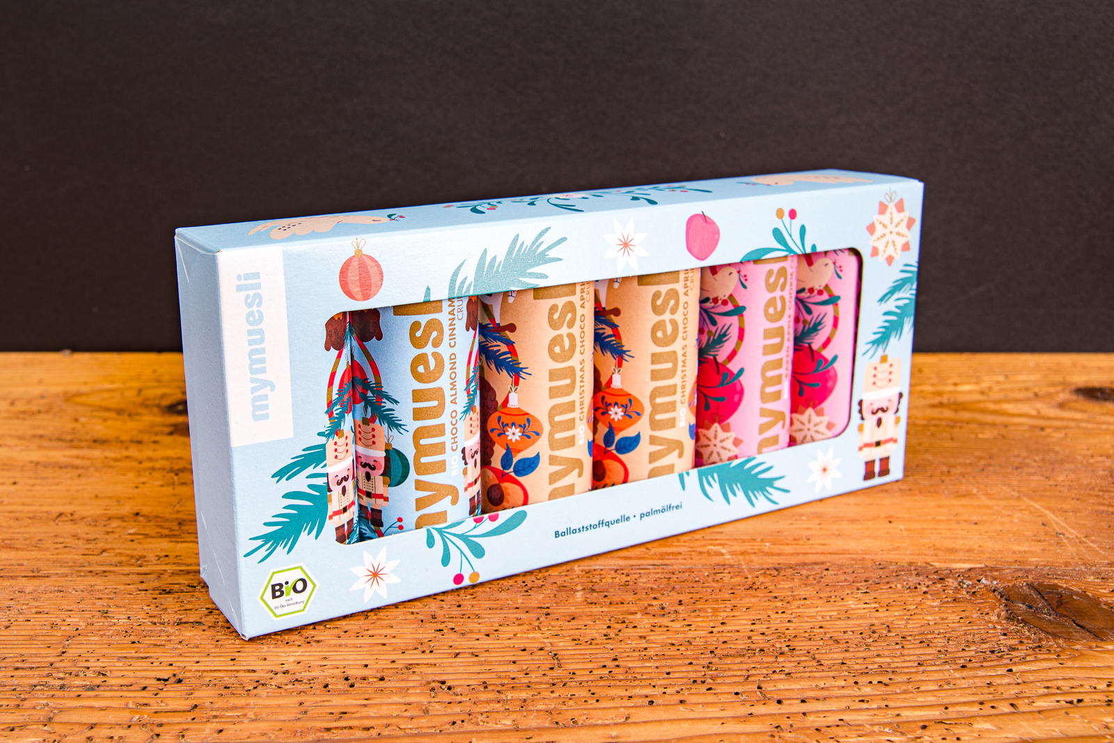 mymuesli Weihnachtsedition mit vier Mini-Dosen im Geschenkset &ndash; nachhaltiges Bio-M&uuml;sli als weihnachtliches Werbegeschenk mit Logo.