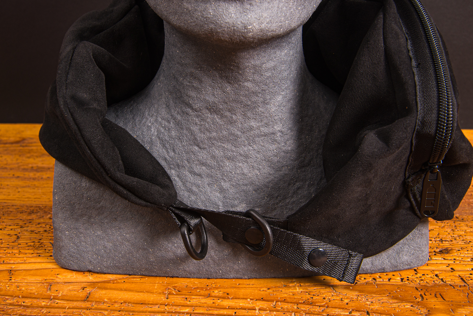 Travel Pillow Nackenkissen aus Wildleder-RPET &ndash; bef&uuml;llbares Reisekissen mit Logo als nachhaltiges Werbegeschenk f&uuml;r Flug, Bahn und Auto.