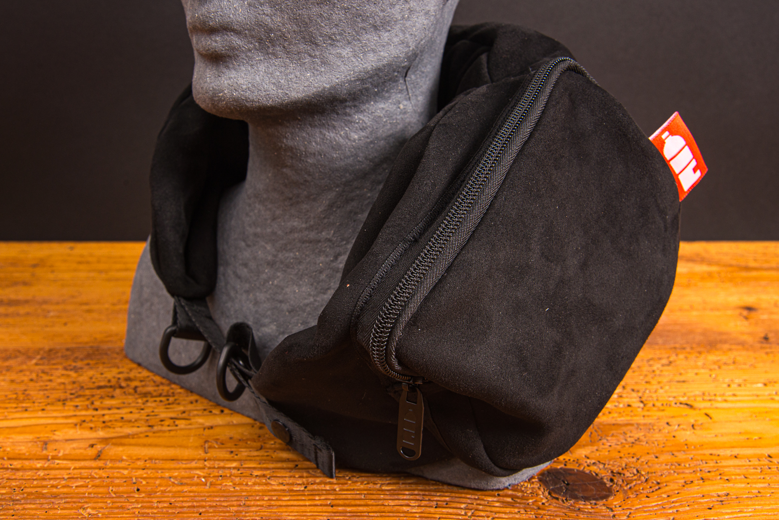 Multifunktionales Travel Pillow Nackenh&ouml;rnchen aus recyceltem Wildleder-RPET &ndash; praktisches Reisekissen mit Logo f&uuml;r unterwegs.