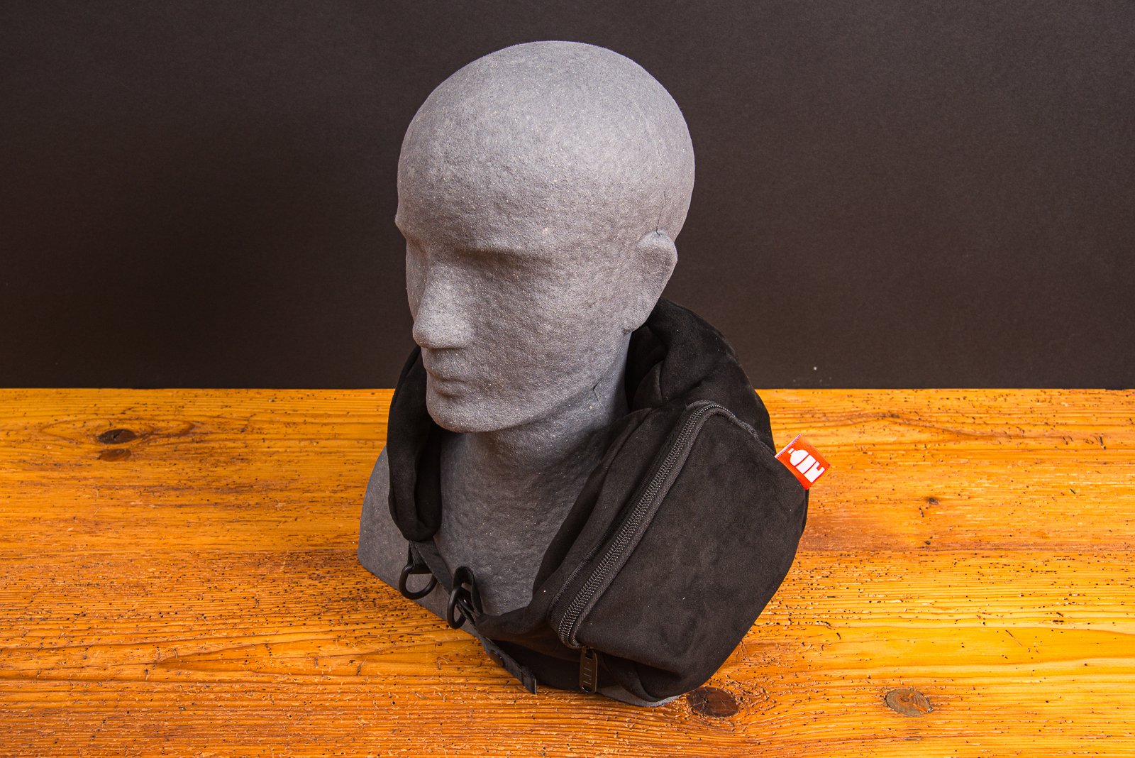 Bef&uuml;llbares Nackenkissen mit Rei&szlig;verschlusstasche &ndash; nachhaltiges Reisekissen aus Wildleder-RPET als Werbeartikel.