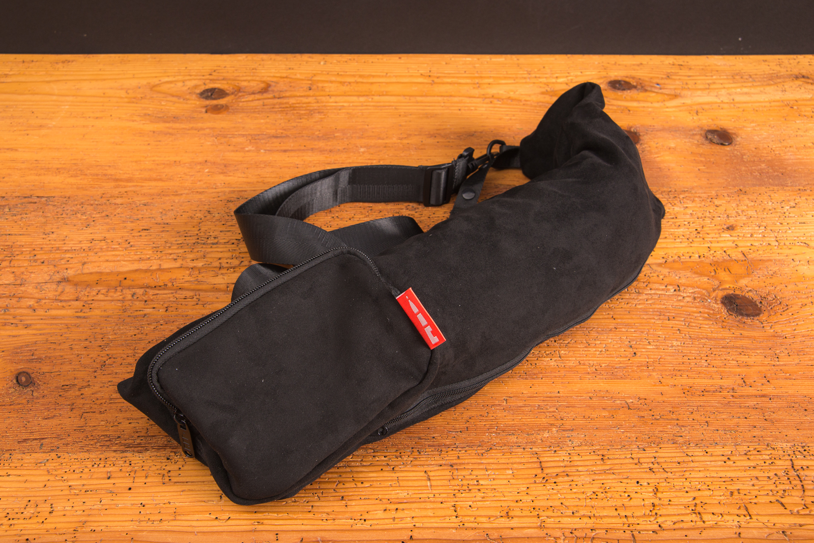 Bef&uuml;llbares Reisekissen, schwarzes Nackenkissen aus Wildleder-RPET &ndash; nachhaltiges Werbegeschenk f&uuml;r Vielflieger und Reisende.