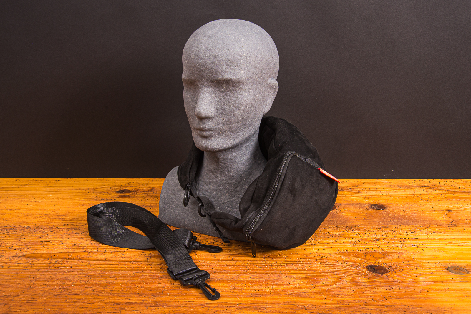 Travel Pillow Reisekissen um den Hals getragen &ndash; ergonomisches Nackenkissen mit Logo als praktischer Werbeartikel f&uuml;r Reisen.