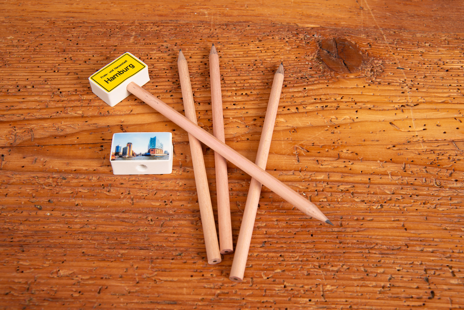 Aufsteckradiergummi individuell auf Holzbleistift &ndash; Werbeartikel-Set mit bedruckbarem Radiergummi und naturbelassenen Stiften als g&uuml;nstige Werbegeschenke f&uuml;r Kinder.