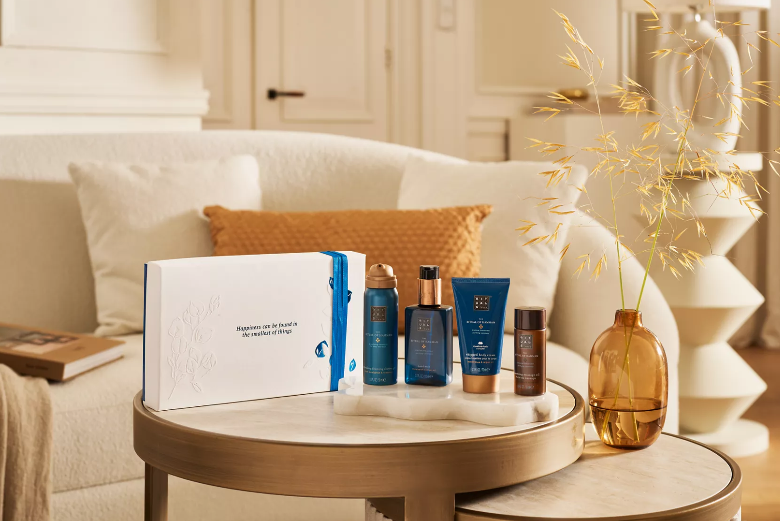 Rituals Hammam Geschenkset mit blauer Box und Pflegeprodukten als Mitarbeitergeschenk.