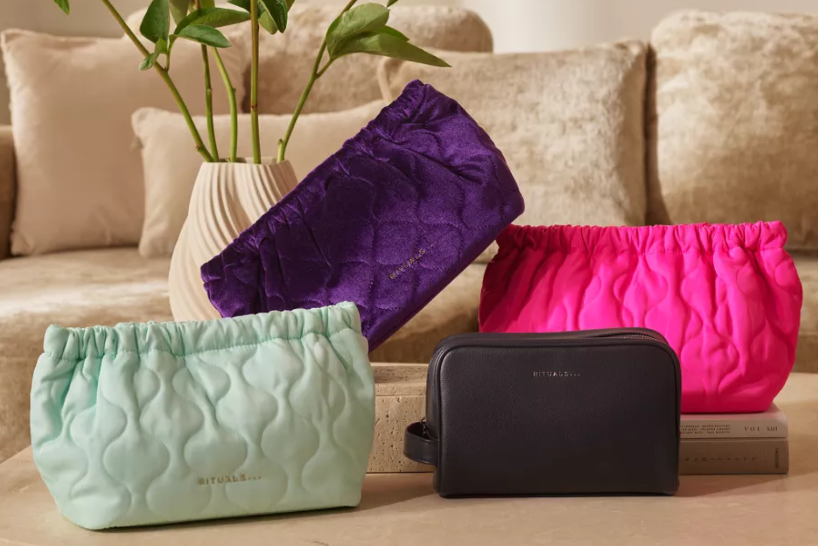 Rituals Kosmetiktaschen in verschiedenen Farben als Erg&auml;nzung zum Yozakura Geschenkset L f&uuml;r hochwertige Mitarbeitergeschenke.