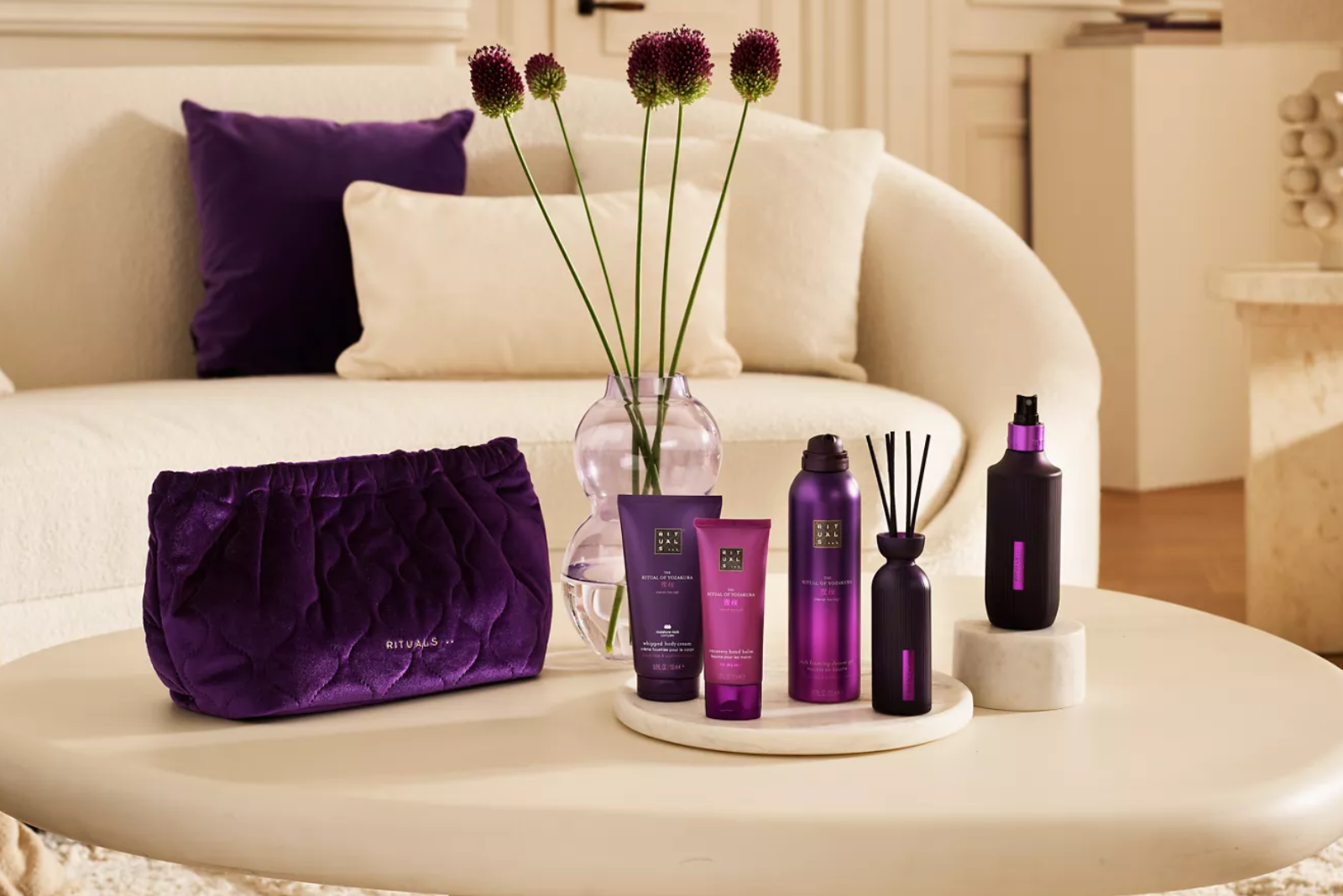 Rituals Yozakura Geschenkset L mit Pflegeserie und Kosmetiktasche als edles Wellness-Mitarbeitergeschenk im Wohnambiente.