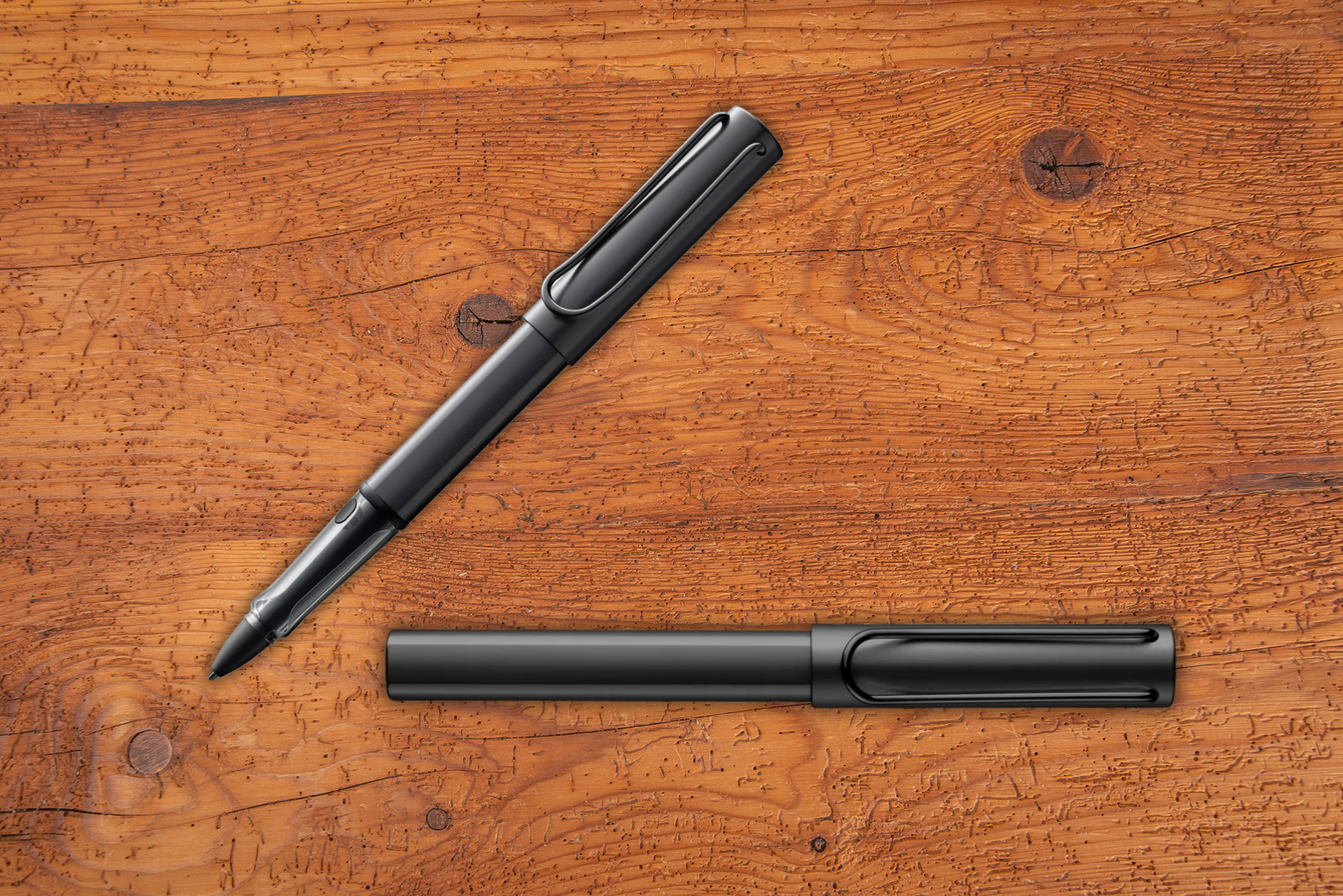 LAMY AL-star EMR Tablet-Stift in Schwarz auf Holztisch &ndash; eleganter Stylus Pen f&uuml;r Touchscreen-Ger&auml;te und Tablets mit Wacom-EMR-Technologie, ideal als hochwertiges Mitarbeitergeschenk oder Premium-Werbeartikel f&uuml;r digitales Schreiben.
