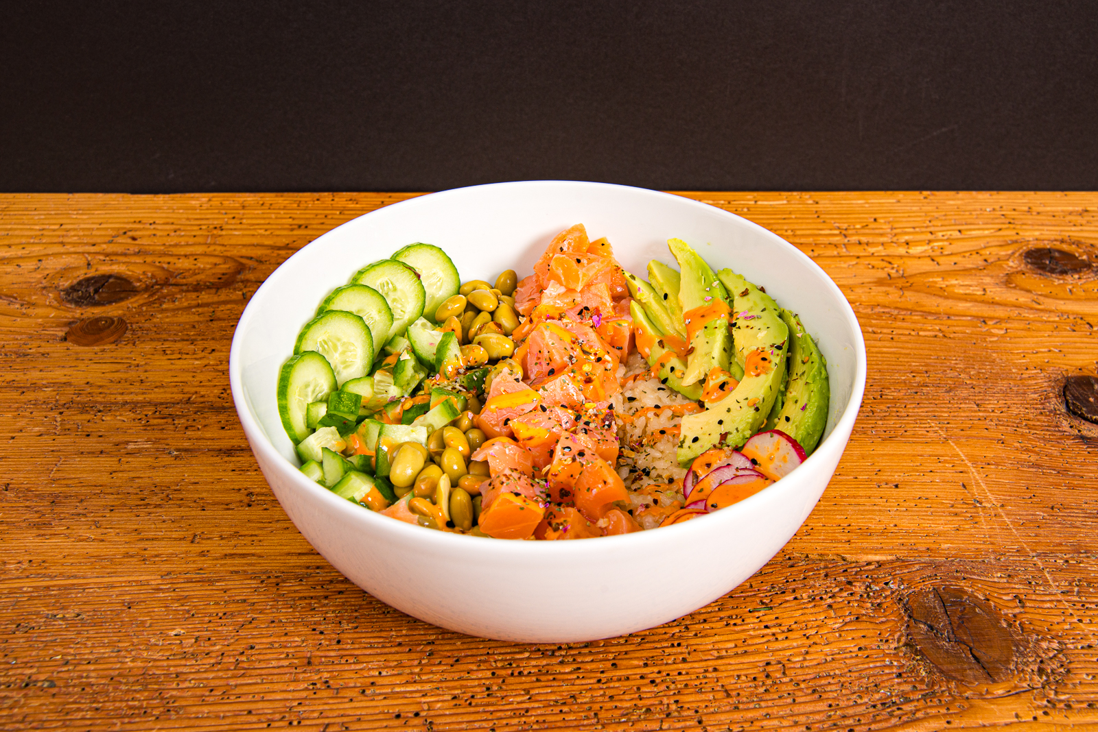 Seltmann Weiden Foodbowl Coup Fine Dining mit Lachs, Gem&uuml;se und Avocado &ndash; Bowl-Sch&uuml;ssel aus Porzellan als Geschenk an Gesch&auml;ftspartner.