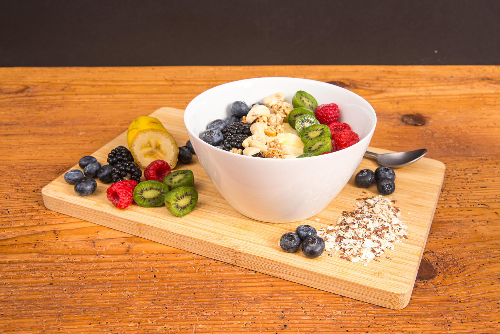 Seltmann Weiden M&uuml;slischale Lido mit M&uuml;sli und Fr&uuml;chten &ndash; hochwertiges Porzellangeschenk mit individuellem Logodruck.