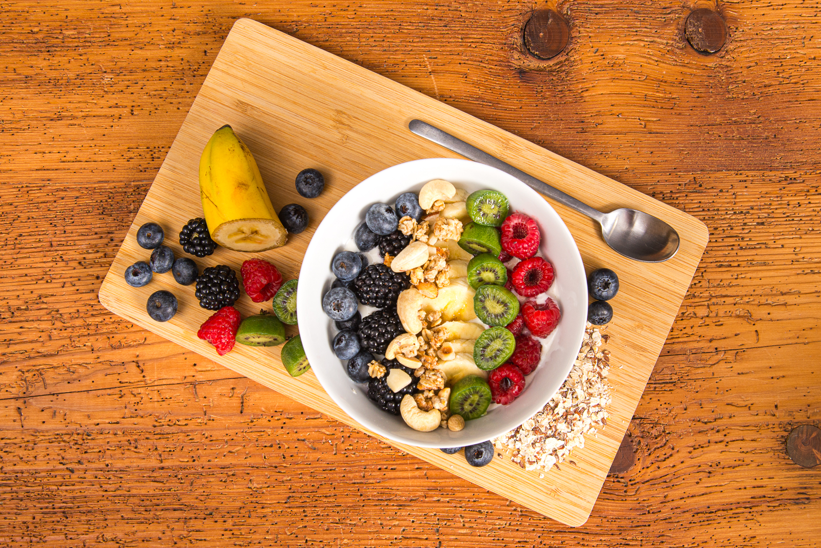 M&uuml;slischale Seltmann Weiden mit frischem Obst und Haferflocken &ndash; stilvolles Porzellan als Geschenk f&uuml;r Mitarbeiter oder Kunden.