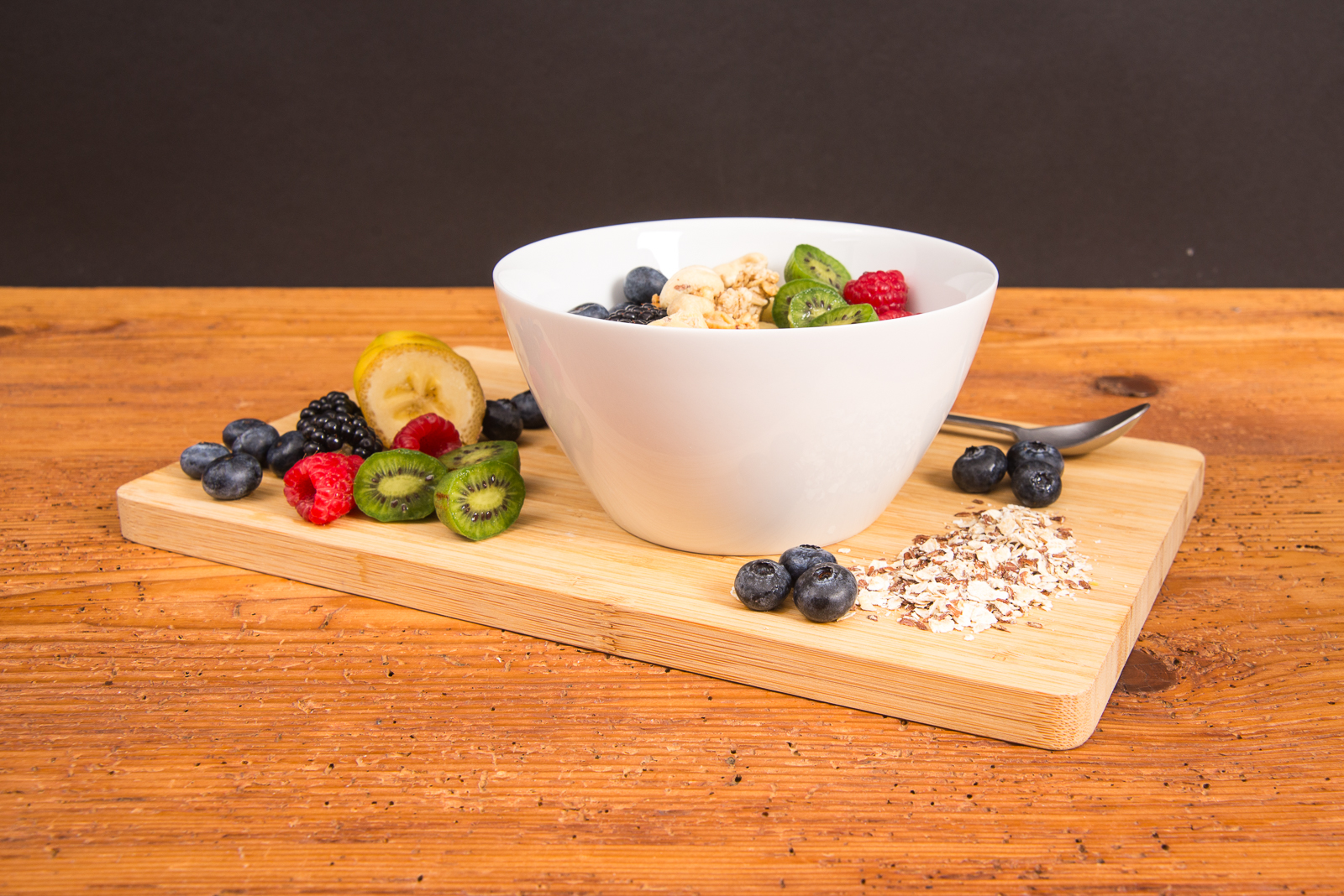 Seltmann Weiden M&uuml;slischale Lido mit frischem M&uuml;sli und Obst &ndash; hochwertiges Porzellan als personalisierbares Werbegeschenk mit Logo.