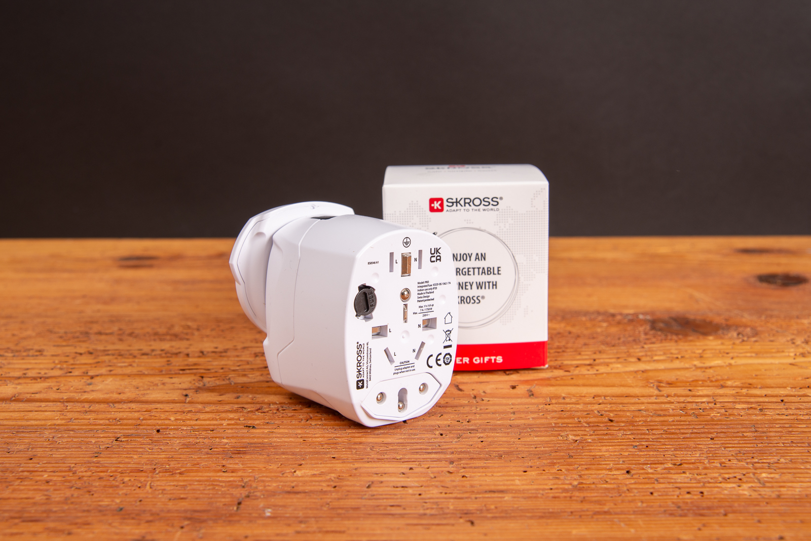 SKROSS PRO World USB Reiseadapter vor Originalverpackung &ndash; Premium-Universaladapter f&uuml;r Firmenkunden und weltweite Werbeartikel-Kampagnen.