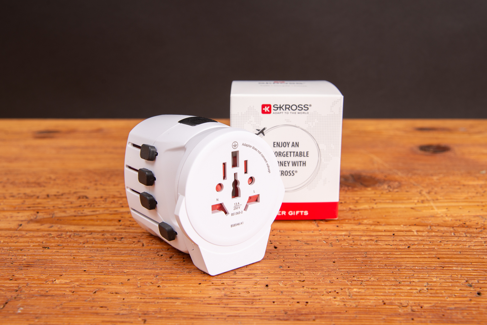 SKROSS PRO World USB Reiseadapter mit Verpackung &ndash; hochwertiger Universal-Reiseadapter als Werbeartikel f&uuml;r internationale Gesch&auml;ftsreisen.