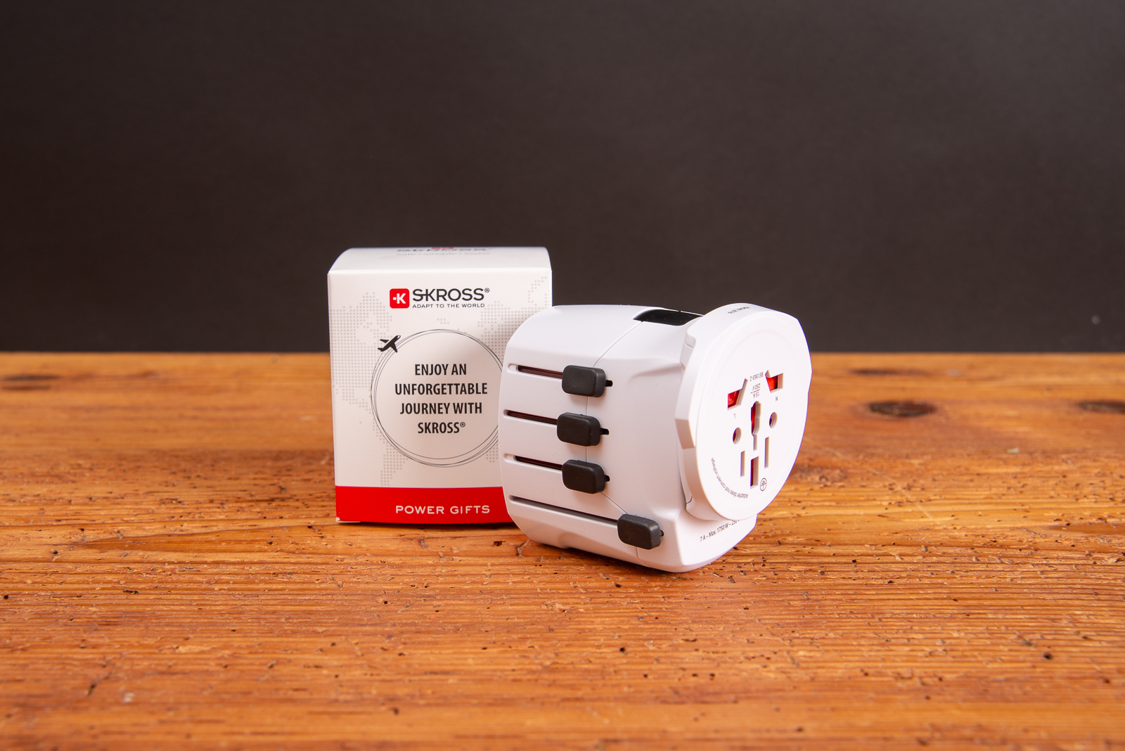 SKROSS PRO World USB Reiseadapter mit Verpackung &ndash; hochwertiger Universal-Reiseadapter als Werbeartikel f&uuml;r internationale Gesch&auml;ftsreisen.