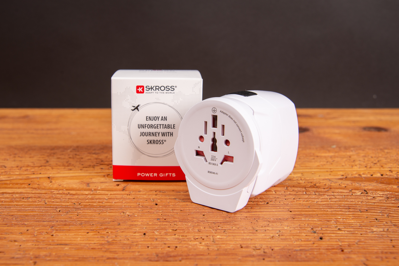 SKROSS PRO World USB Reiseadapter frontal mit Originalverpackung &ndash; Premium-Reiseadapter f&uuml;r Firmenkunden und Werbegeschenke.