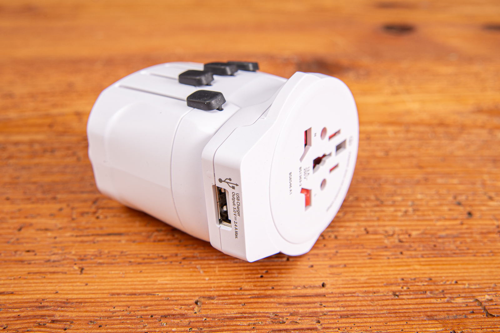 SKROSS PRO World USB Reiseadapter Seitenansicht mit USB-Anschluss &ndash; universeller Reiseadapter als praktischer Werbeartikel f&uuml;r Reisende.