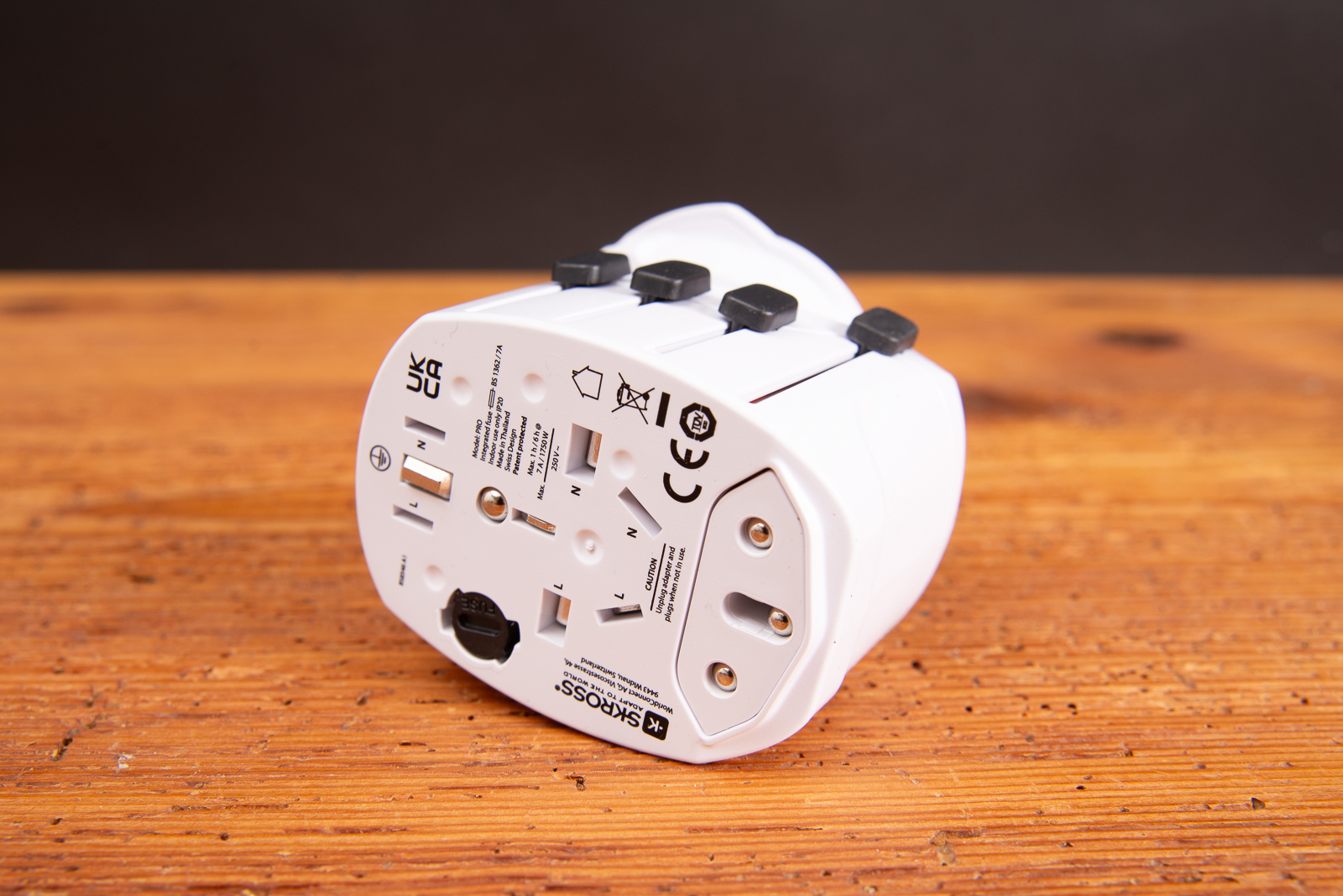 R&uuml;ckseite des SKROSS PRO World USB Universaladapters mit internationalen Steckernormen &ndash; professioneller Reiseadapter als Werbegeschenk f&uuml;r global agierende Unternehmen.