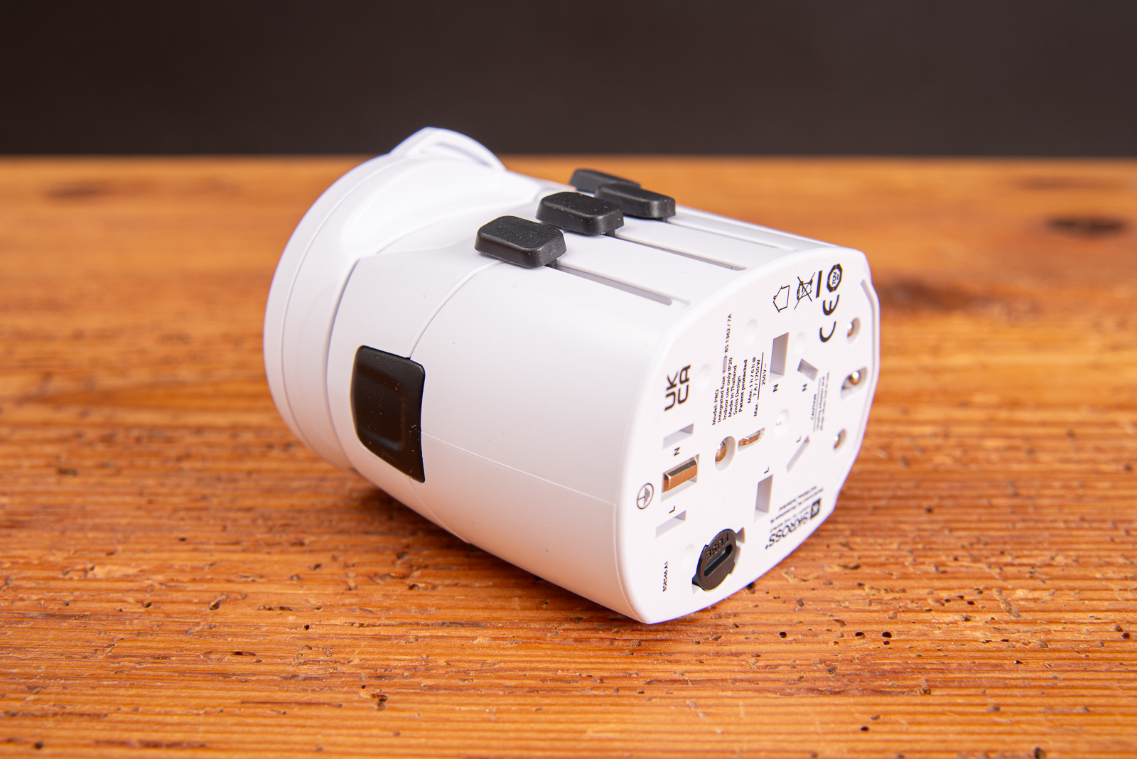 R&uuml;ckseite des SKROSS PRO World USB Universaladapters mit internationalen Steckerstandards &ndash; idealer Werbeartikel f&uuml;r globale Nutzung.