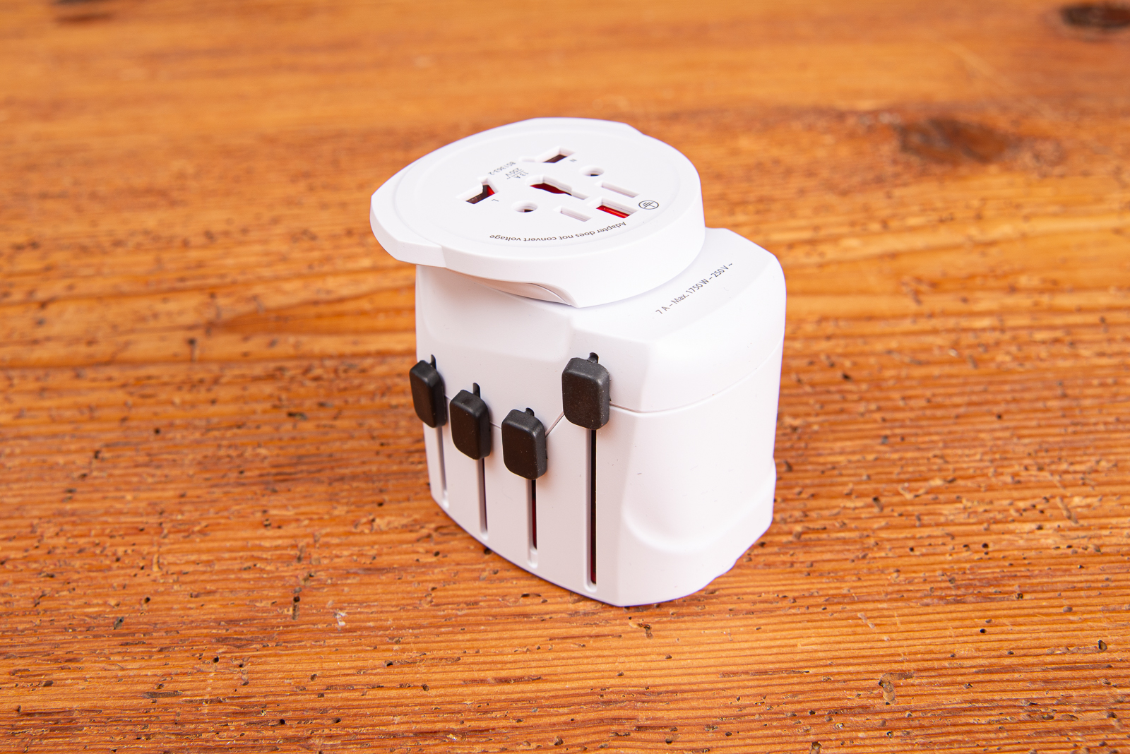 SKROSS PRO World USB Reiseadapter mit ausgefahrenen L&auml;ndersteckern &ndash; kompakter Universaladapter f&uuml;r weltweite Gesch&auml;ftsreisen und Werbegeschenke.