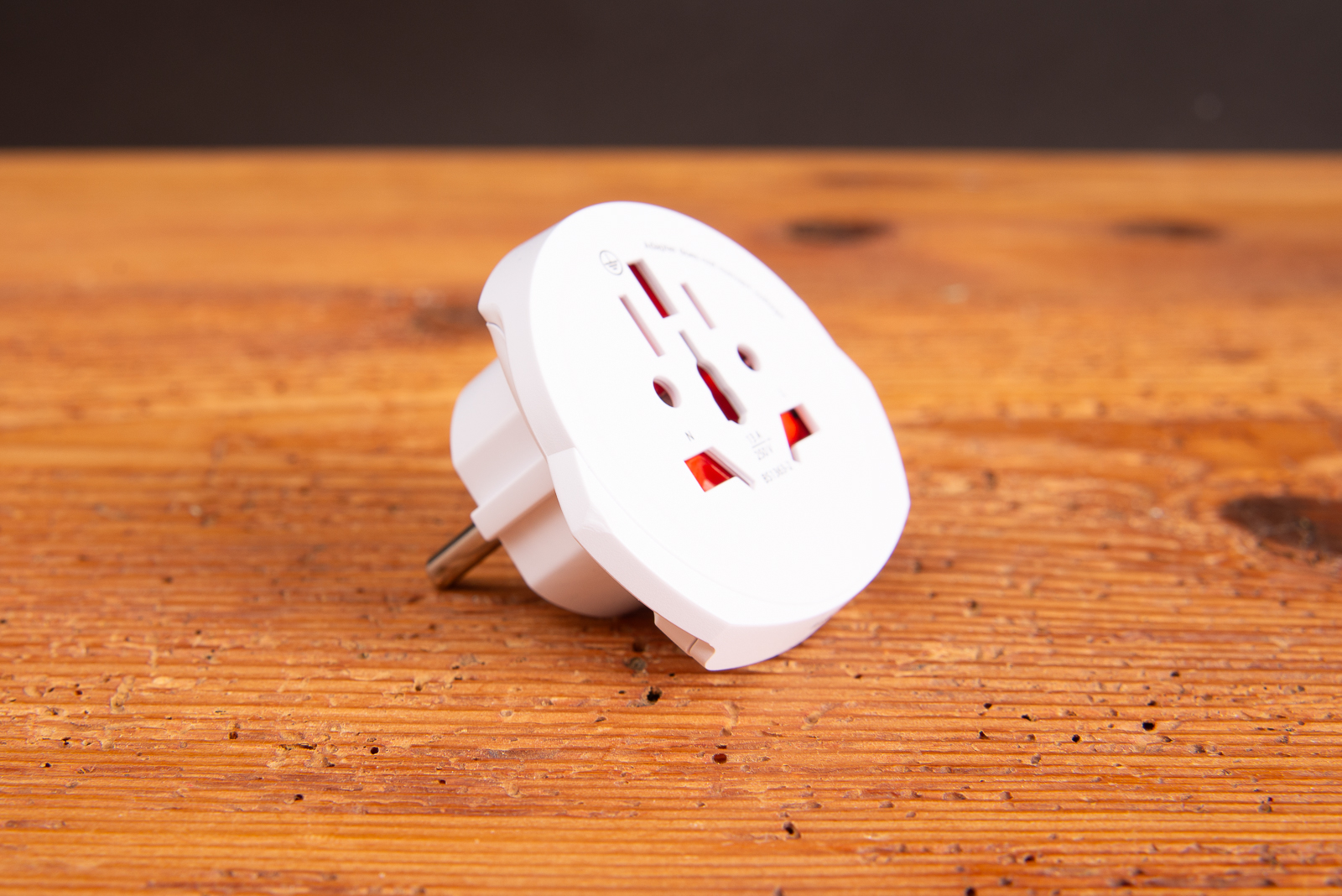 SKROSS World Adapter PRO+USB mit internationalen Anschl&uuml;ssen &ndash; hochwertiger Reiseadapter als Werbeartikel f&uuml;r weltweite Nutzung.