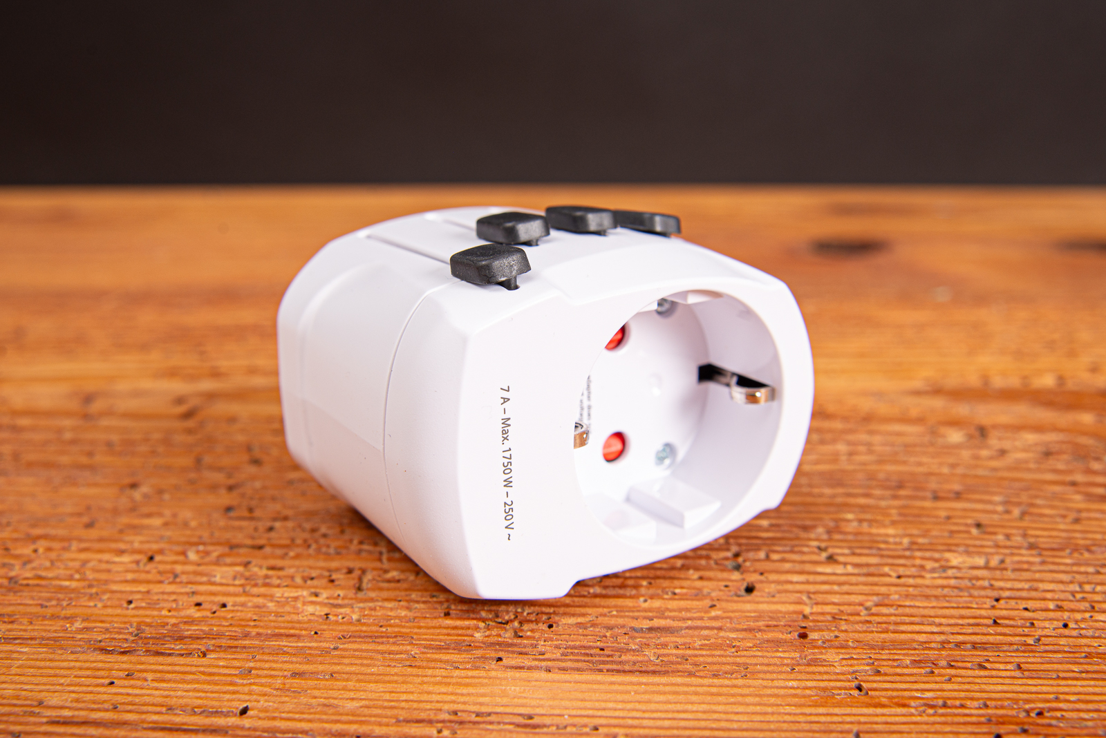 SKROSS World Adapter PRO+USB mit Europa-Stecker &ndash; praktische 3-Komponenten-L&ouml;sung f&uuml;r Gesch&auml;ftsreisende und internationale Mitarbeiter.