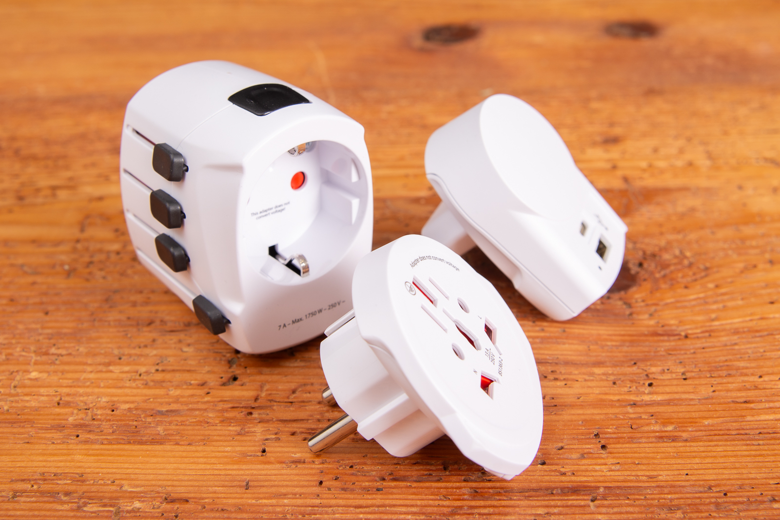 SKROSS PRO+USB Set mit Adapter Body, Europe Top und USB-Charger &ndash; vielseitiger Reiseadapter f&uuml;r weltweites Laden.